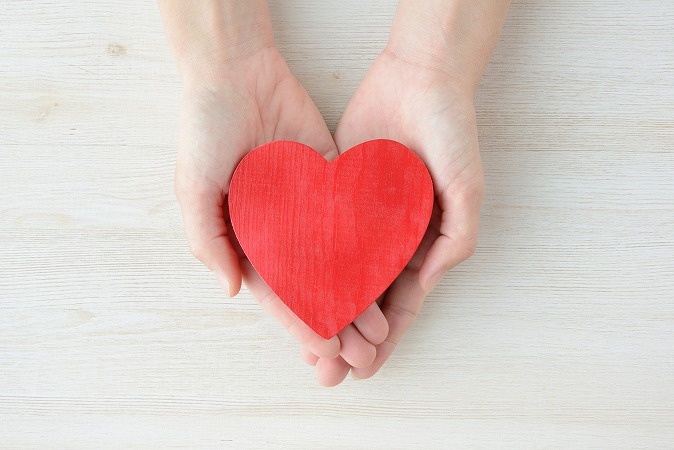ハートを差し出す手