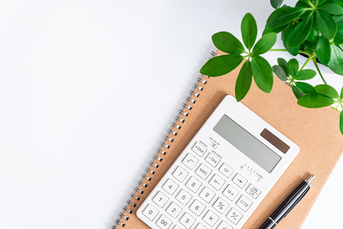 ノートと電卓 植物