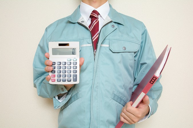 電卓を持つスタッフ